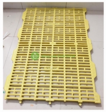 Tấm Nhựa Lót Sàn Chuồng Chó, Heo, Mèo 40×60cm Màu Vàng – Chống Trượt, Ghép Linh Hoạt, Bền Chắc